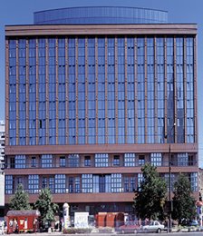 Exemplo de aplicação de vidros reflectantes da Vidreira de Mirandela na fachada de um edifício de escritórios
