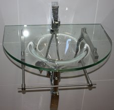 Exemplo de aplicação de vidro curvo transparente da Vidreira de Mirandela num lavatório de casa de banho
