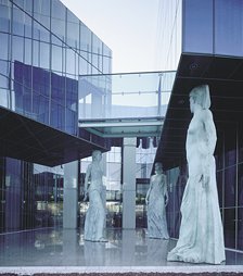 Exemplo de aplicação de vidros reflectantes da Vidreira de Mirandela na fachada de um edifício de escritórios
