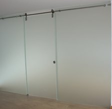 Exemplo de aplicação de vidro fosco da Vidreira de Mirandela numa porta interior de correr