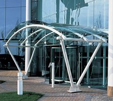 Exemplo de aplicação de vidros curvos da Vidreira de Mirandela na cobertura da entrada de um edifício